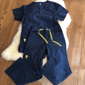 Navy scrub set: XS✨+ FREE Navy scrub pants!